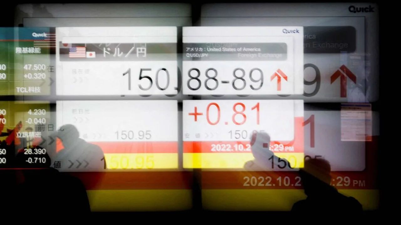 العملة الخضراء تتصدر.. الدولار يحقق مكاسب قوية مقابل العملات العالمية في التعاملات الأخيرة